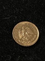 A 1945 Mexican dos pesos gold coin 1.7g