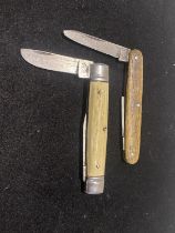 A vintage horn handled pen knife and a vintage flag knife