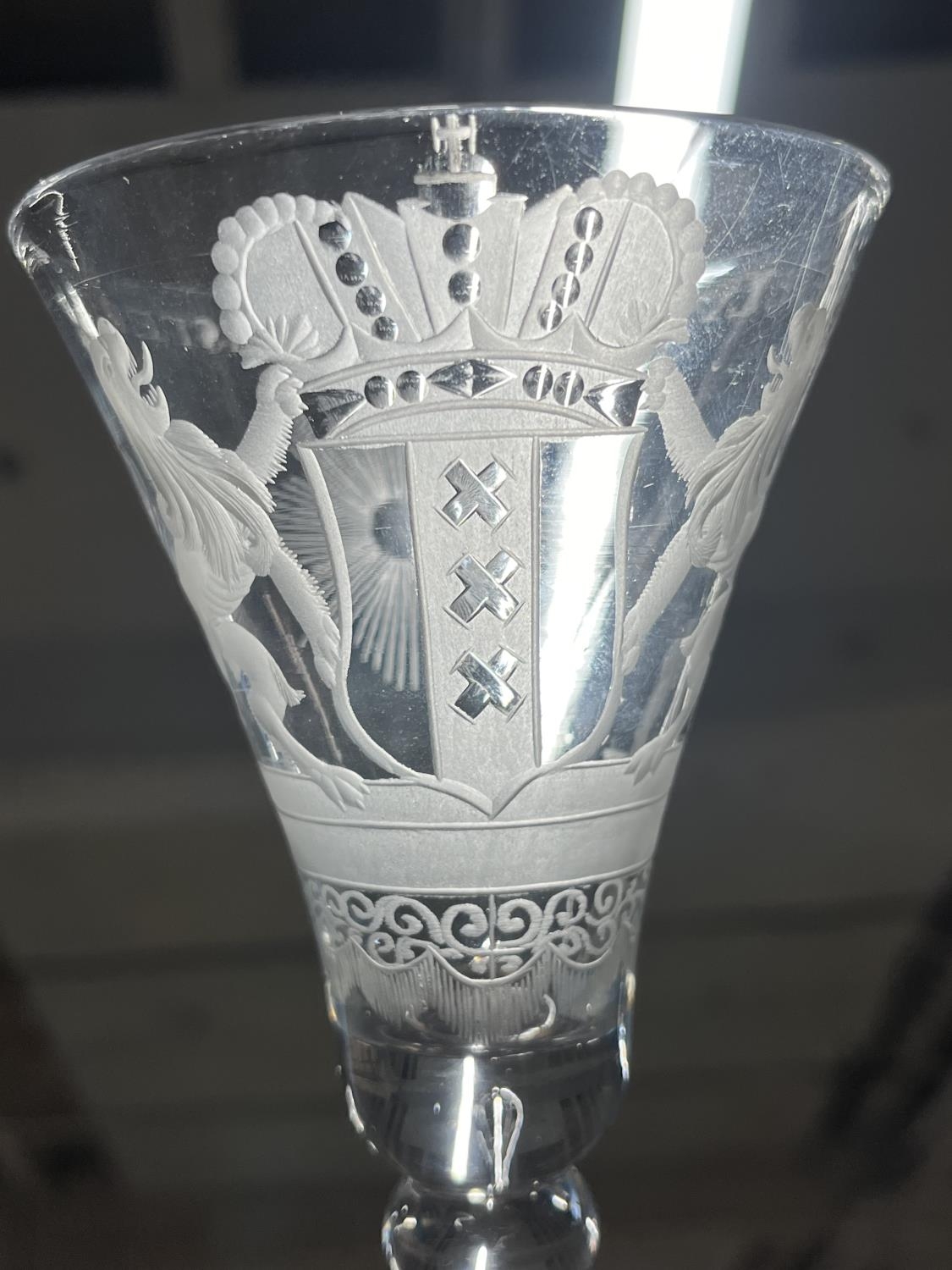 A very rare circa 1750 Dutch glass depicting the coat of arms for Amsterdam, reads around rim 'T. - Image 9 of 11