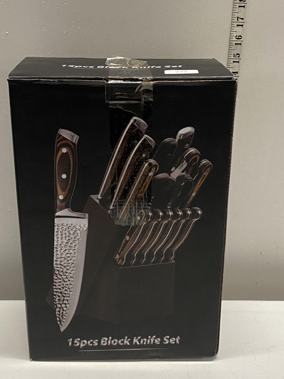 A boxed 15 piece knife set (unchecked)