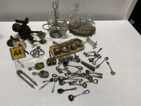 A job lot of assorted collectables including AA badges