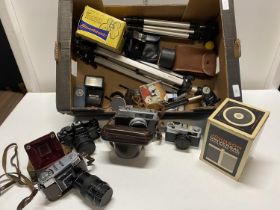 A job lot of assorted vintage cameras and accessories (untested)