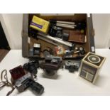 A job lot of assorted vintage cameras and accessories (untested)