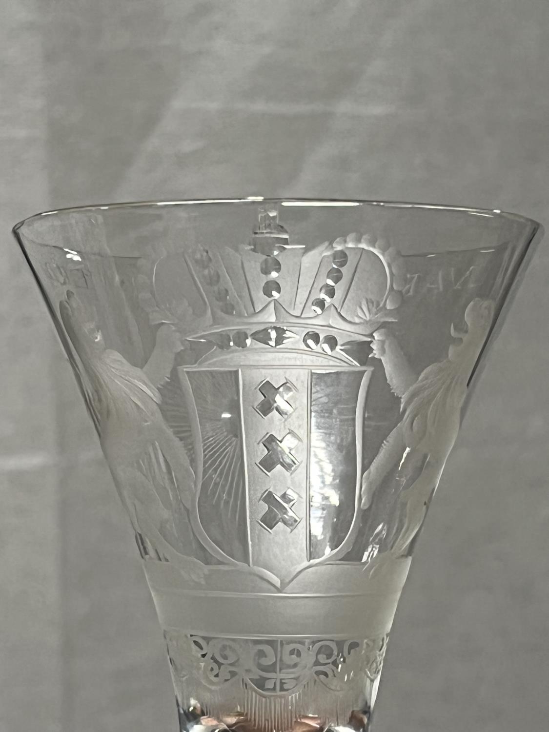 A very rare circa 1750 Dutch glass depicting the coat of arms for Amsterdam, reads around rim 'T. - Image 6 of 11