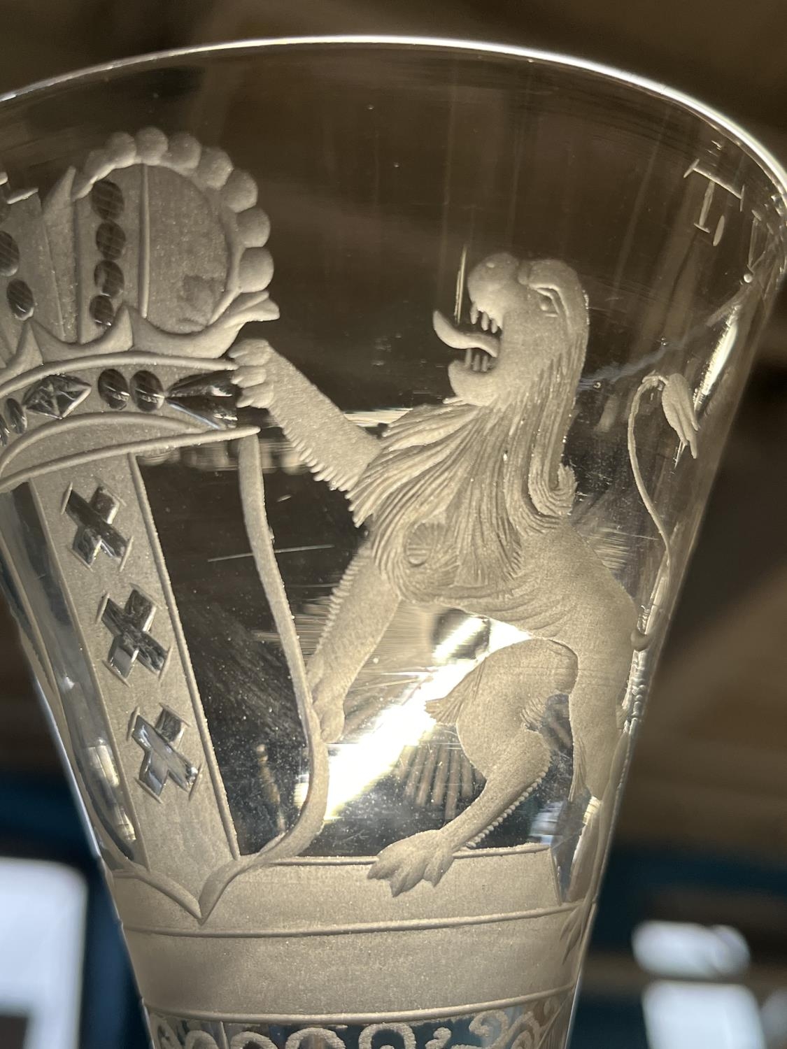 A very rare circa 1750 Dutch glass depicting the coat of arms for Amsterdam, reads around rim 'T. - Image 8 of 11