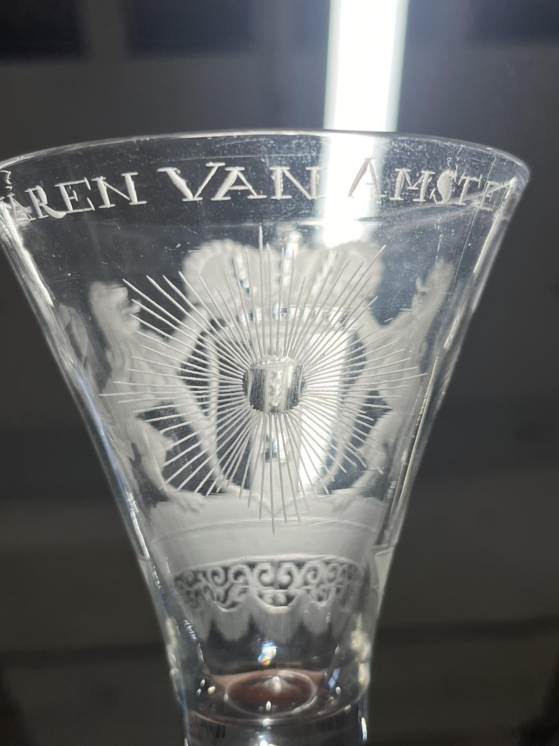 A very rare circa 1750 Dutch glass depicting the coat of arms for Amsterdam, reads around rim 'T. - Image 10 of 11