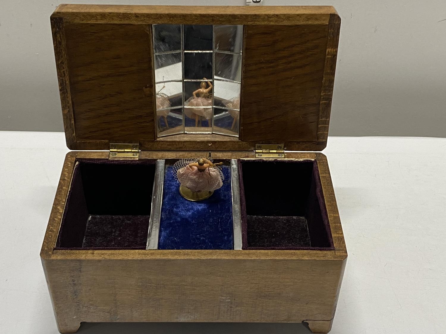 A vintage wooden musical box with parquetry decoration - Image 2 of 2