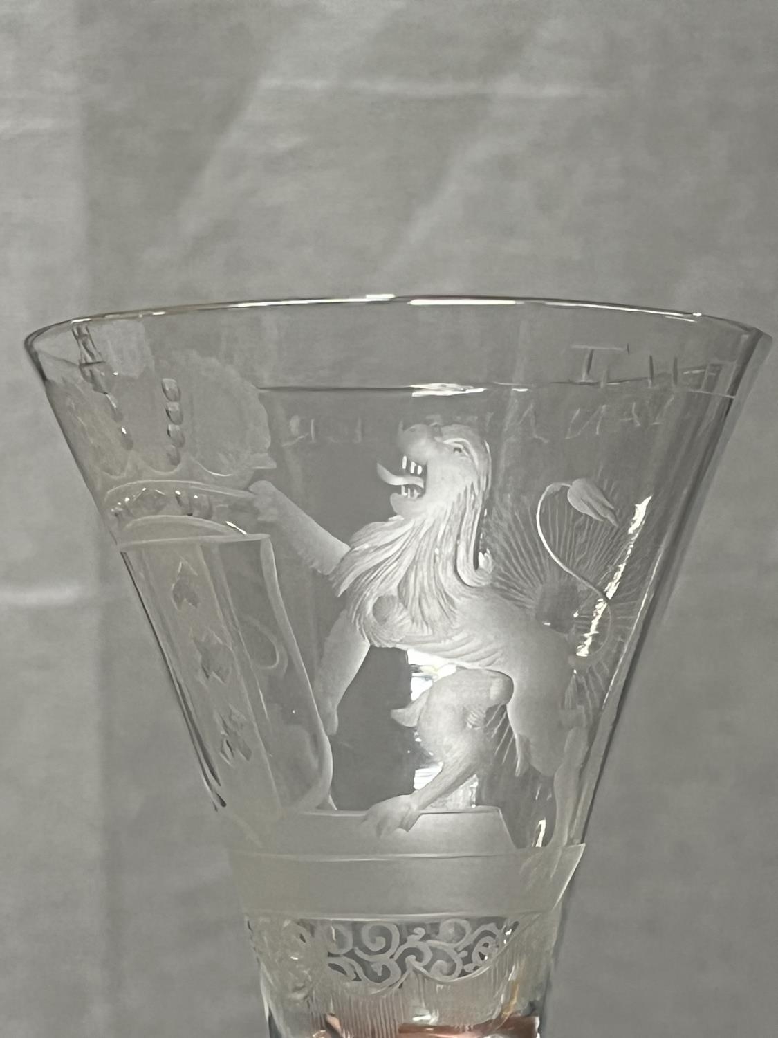 A very rare circa 1750 Dutch glass depicting the coat of arms for Amsterdam, reads around rim 'T. - Image 7 of 11