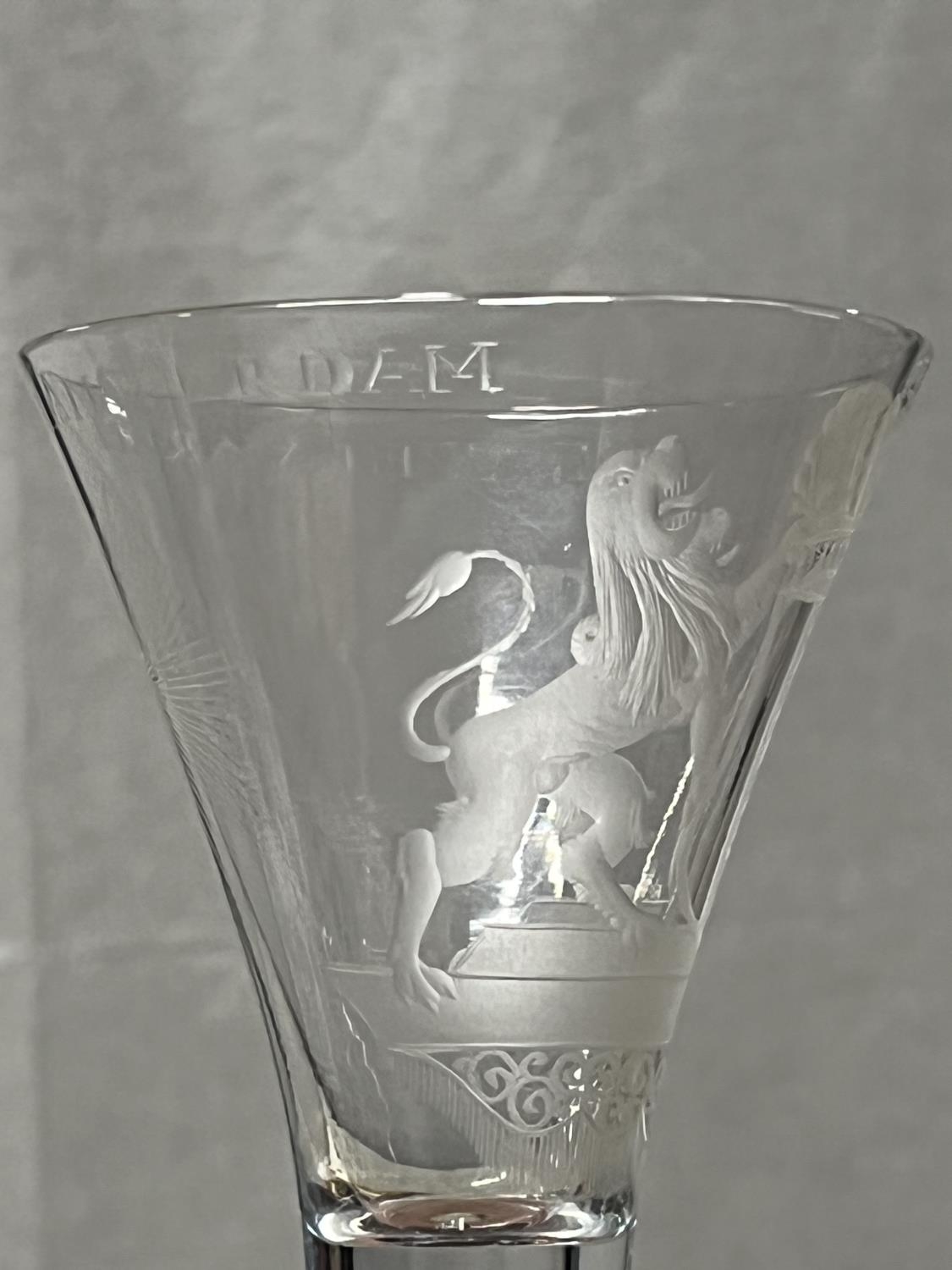 A very rare circa 1750 Dutch glass depicting the coat of arms for Amsterdam, reads around rim 'T. - Image 5 of 11