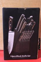 A fifteen piece block knife set (unchecked)