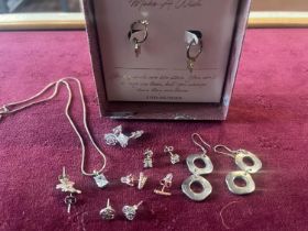 A selection of assorted silver jewellery