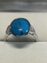 A hallmarked 18ct gold and turquoise ring. 3.93 grams total size M