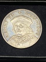 A large hallmarked silver coin commemorating the reign of King Henry VII 40.38 grams