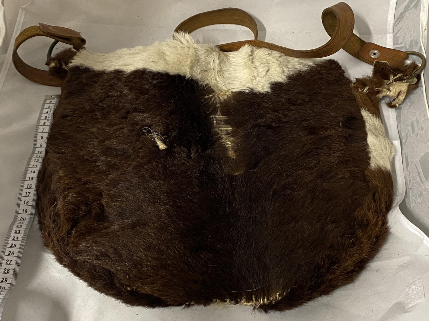 A vintage native Indian style hand sewn hunting shoulder bag made from animal hide - Image 2 of 2