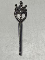 A hallmarked silver shawl pin/brooch.