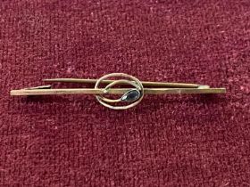 A vintage 9ct gold bar brooch net weight 1.68g