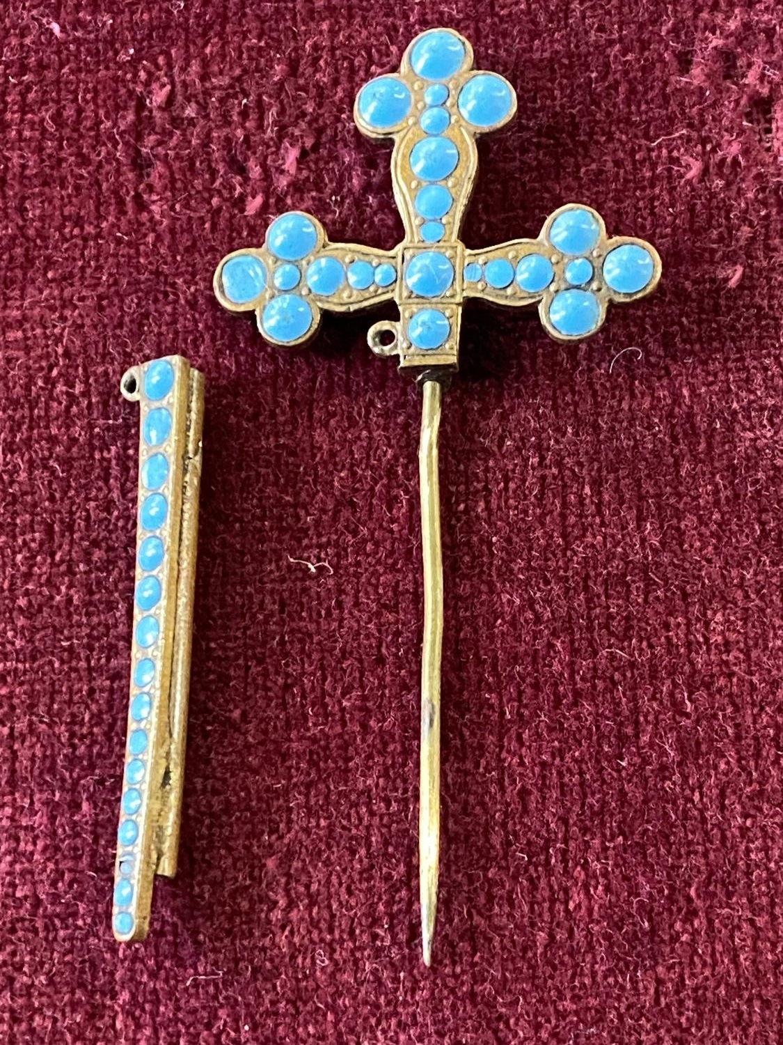 A stick pin in the form of a crucifix with turquoise decoration - Bild 2 aus 2