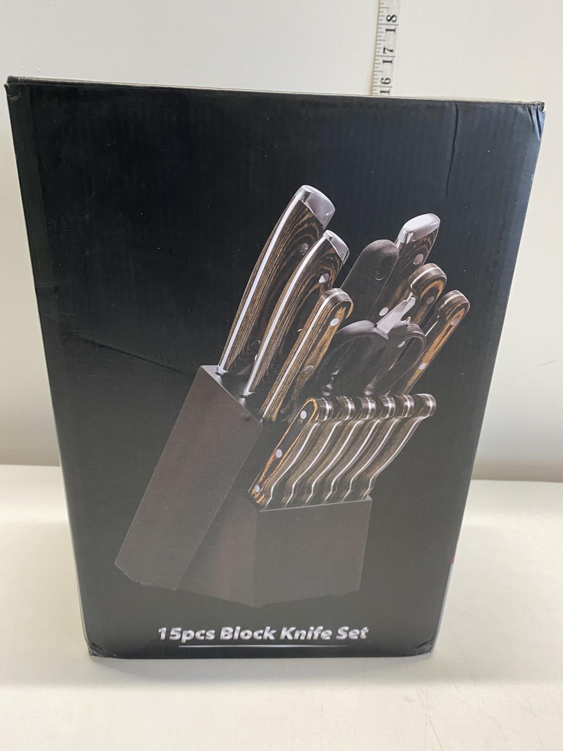 A 15 piece block knife set (unchecked), over 18's only