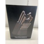 A 15 piece block knife set (unchecked), over 18's only