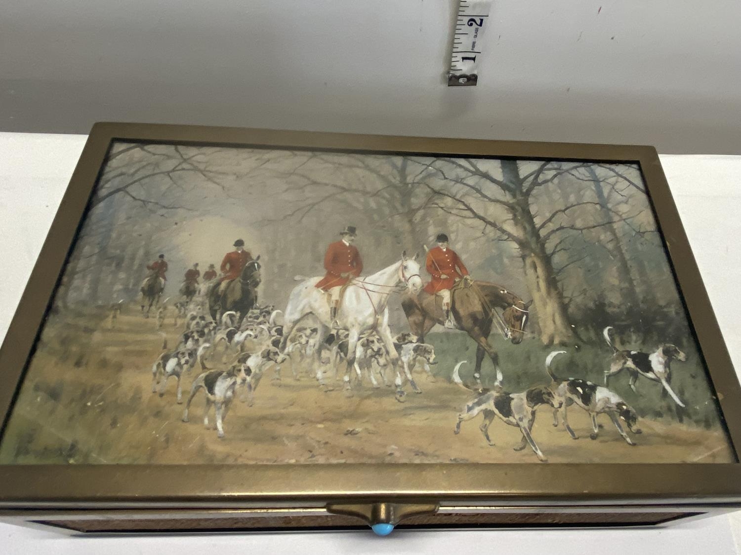 A bronze and wooden hunting themed box with a hand painted lid 23x14cm - Image 3 of 3