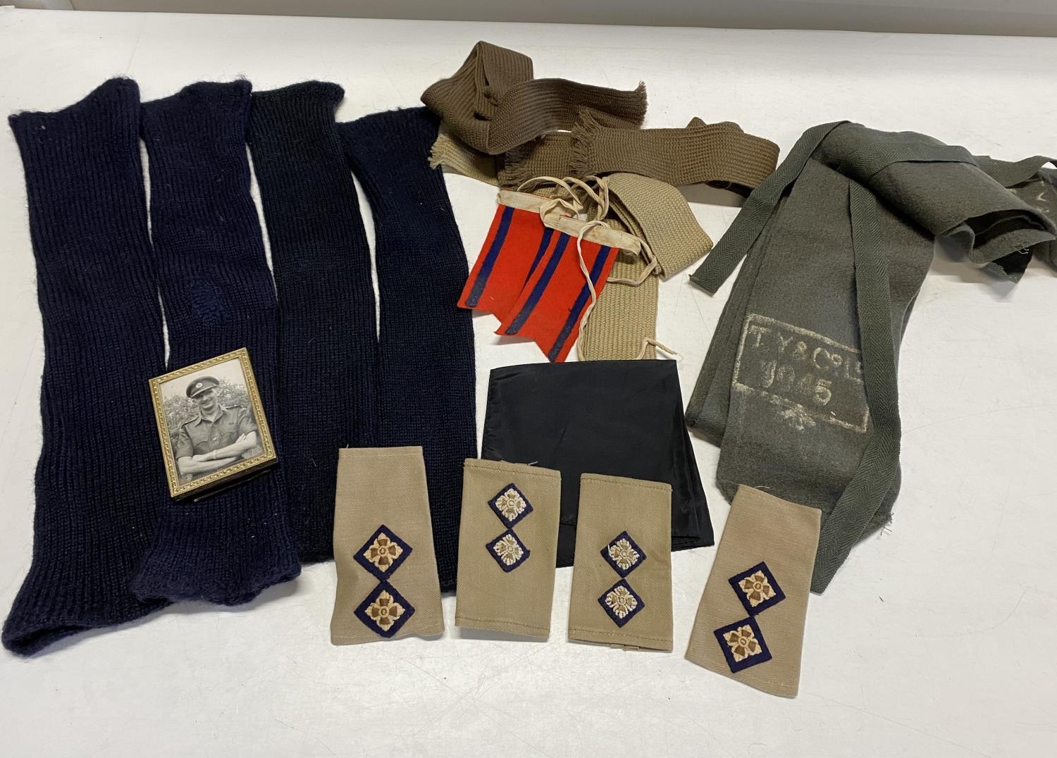 Late WW2/early 1950's army issue shoulder flashes with pips and other accessories and personal items