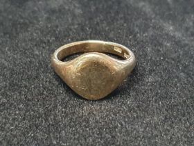 A 9ct Gold signet ring. Size W. 8.74g