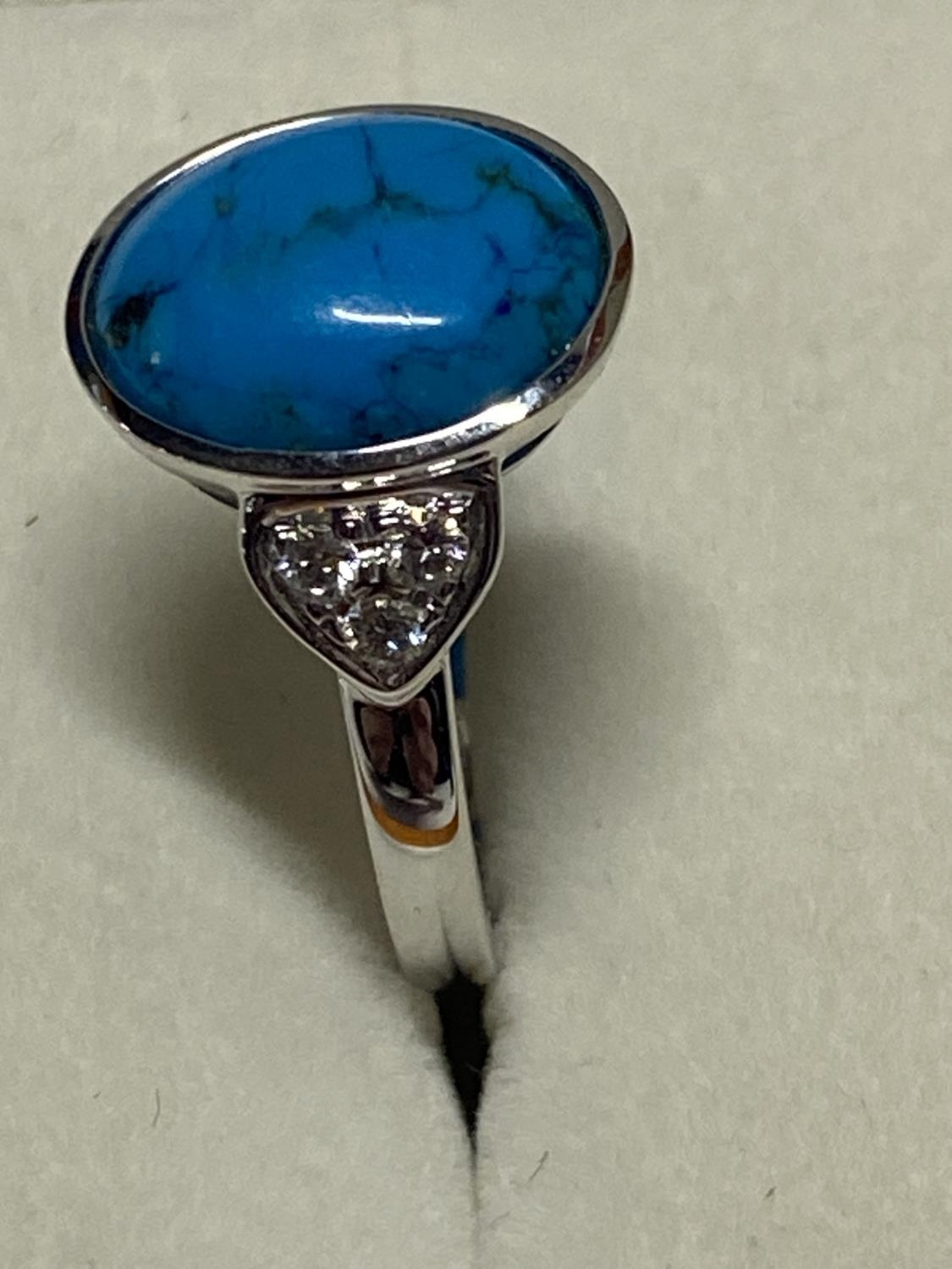 A hallmarked 18ct gold and turquoise ring. 3.93 grams total weight. Size M - Image 3 of 4