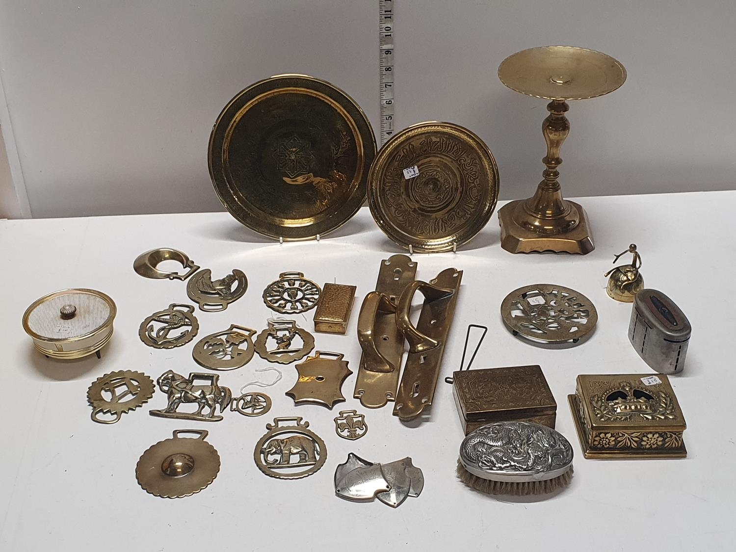 A good selection of brassware's. Shipping unavailable