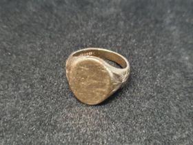 A 9ct Gold signet ring. Size V. 11.89g