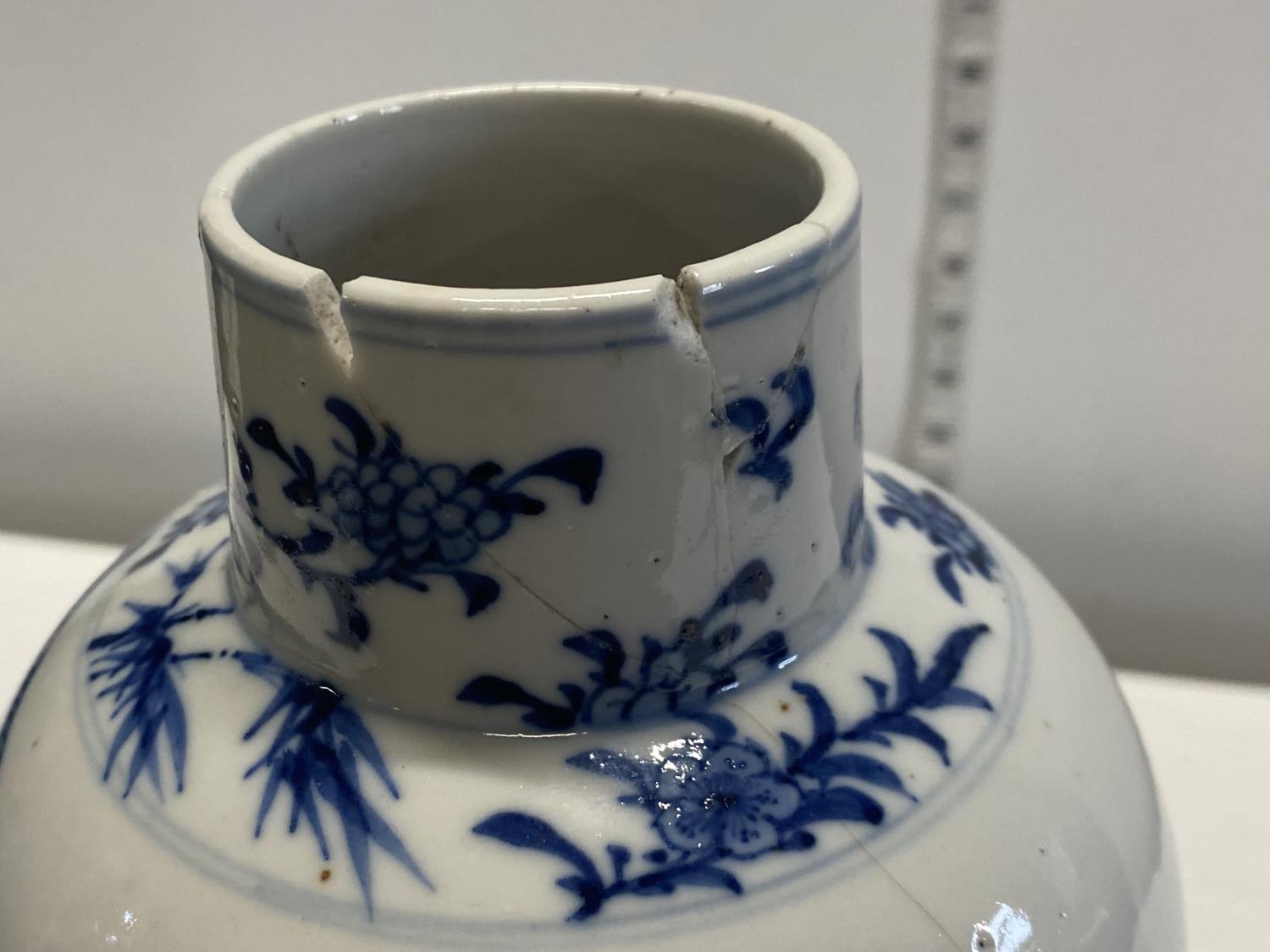 A large Chinese blue and white porcelain vase (damage to rim) and four character marks to the base - Image 3 of 4