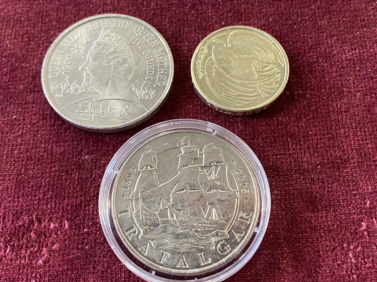 A collectable £5 and £2 coin and one other - Image 2 of 2