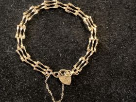 A 9ct gold padlock bracelet 2.75g
