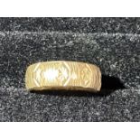 A 9ct gold band with with etched design. 4.06 grams