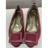 A pair of ladies Roger Vivier shoes size 34 ? (worn)