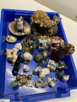 A job lot of ceramic cats figures.Shipping unavailable