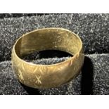 A 9ct gold band ring with etched design. 5.58 grams.