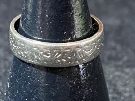 A 18ct white gold band ring with etched design. 3.15 grams