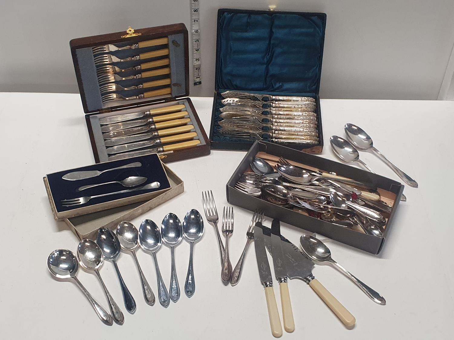 A job lot of assorted vintage flatware