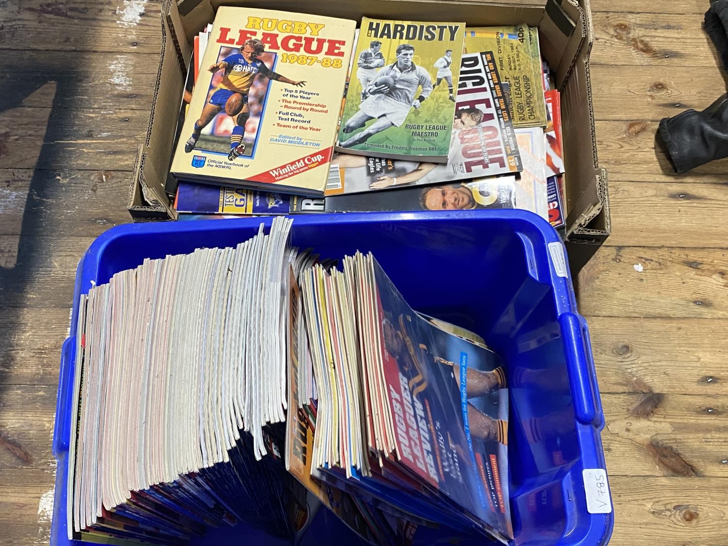 Two boxes full of assorted vintage Rugby league programmes and other items - Bild 2 aus 2