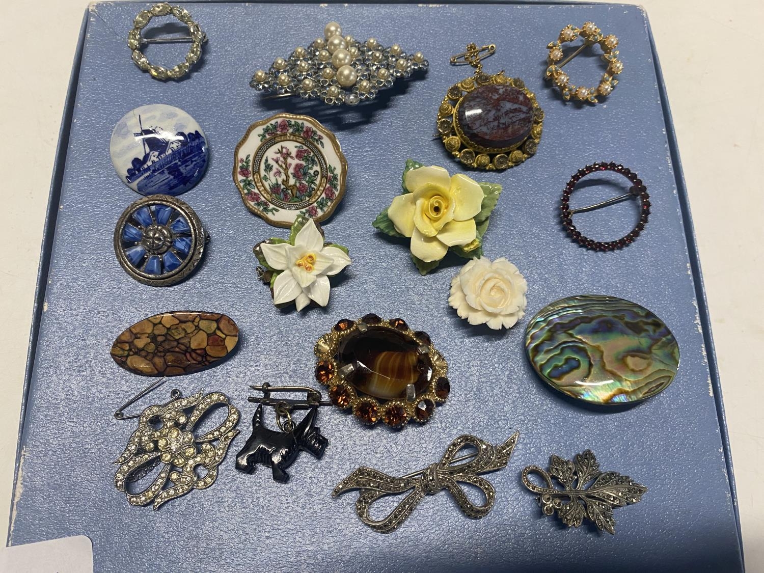 A job lot of assorted costume jewellery brooches