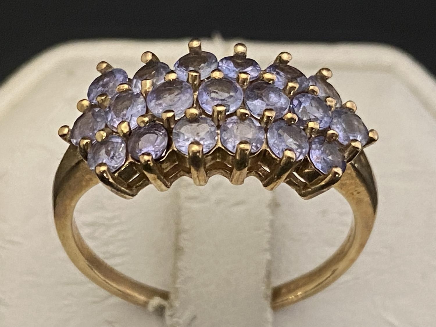 A 9ct gold ring set with three rows of amethysts size V1/2 4.12g - Image 3 of 3