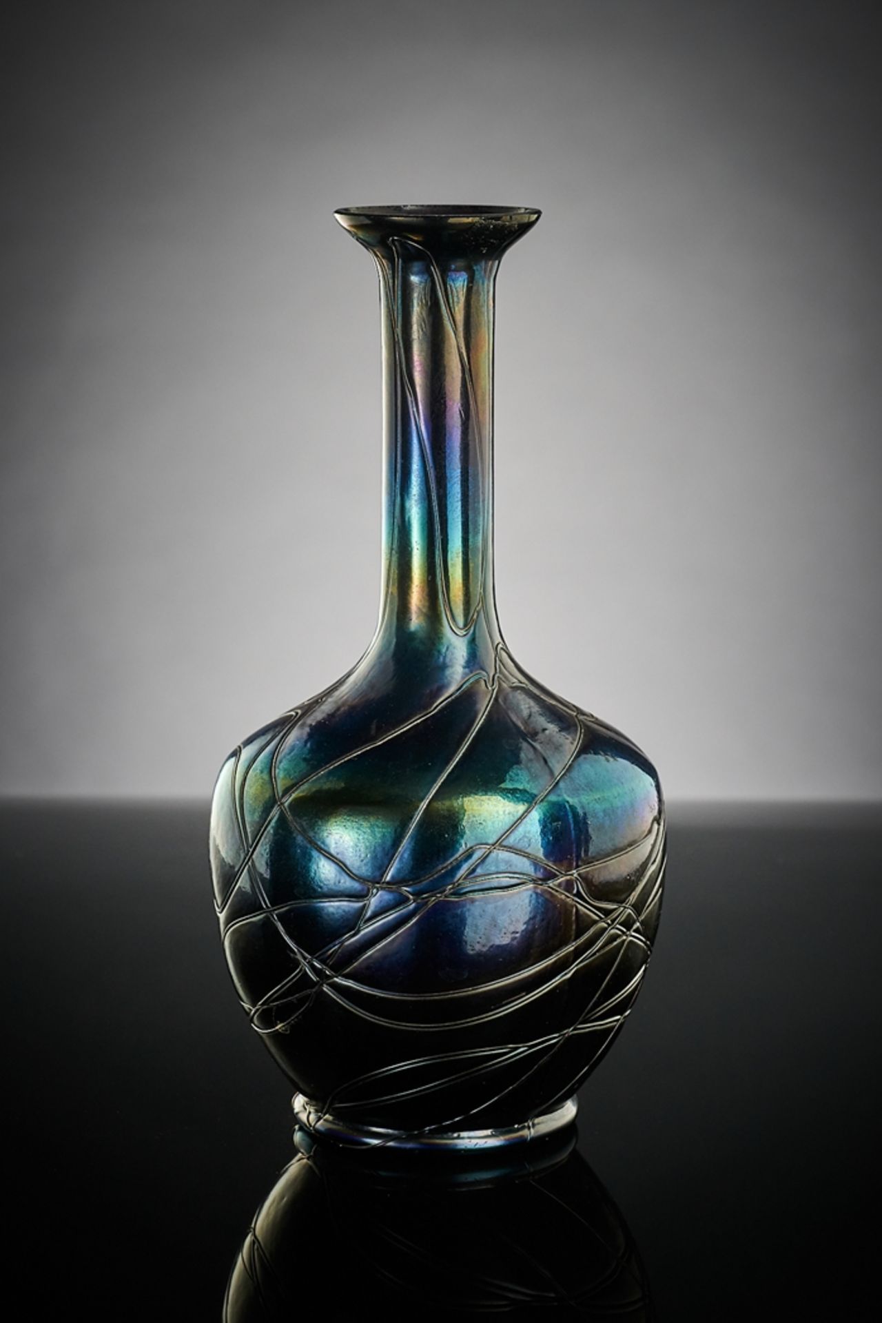 Kugelbauchvase. Mit hochgezogenem Hals. Violettes, opakes Glas mit Fadenaufschmelzungen in der Art