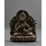 Reliquienbehälter (ga'u). Bodhisattva-Relief. 10 x 9 cm. Tibet.