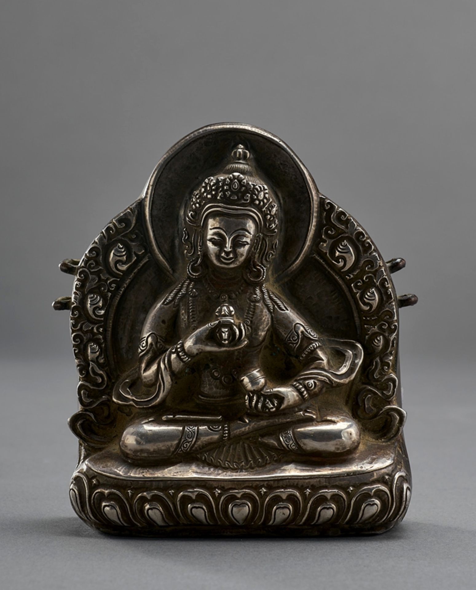 Reliquienbehälter (ga'u). Bodhisattva-Relief. 10 x 9 cm. Tibet.