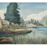 Deubelbeiss. Sign. 1955 dat. Vorgebirgslandschaft mit Alpsee und Schiff. Öl/Karton. 40 x 50 cm. R