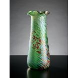 Vase.  Gedrehte Rippen. Grünes Glas mit roten Kröseleinschmelzungen. Um 1900-1910. H 29 cm.