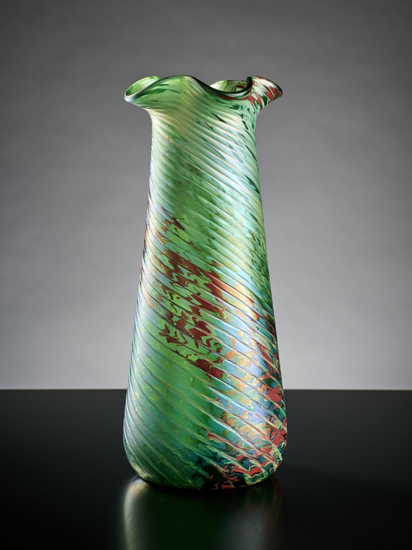 Vase. Gedrehte Rippen. Grünes Glas mit roten Kröseleinschmelzungen. Um 1900-1910. H 29 cm.