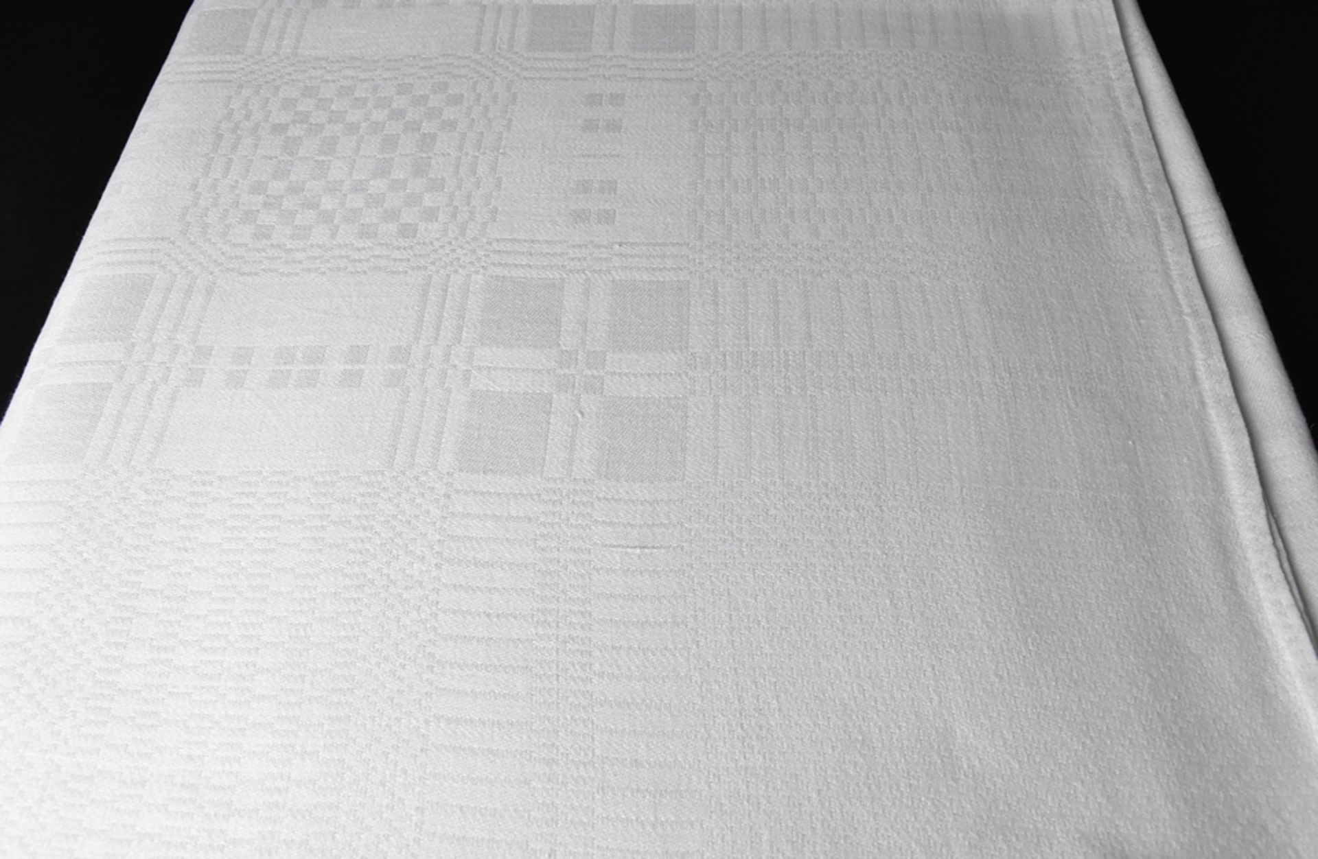 Handgewebtes Tafeltuch mit geometrischem Muster. Schwedisch. Feiner Leinendamast mit einer breiten 