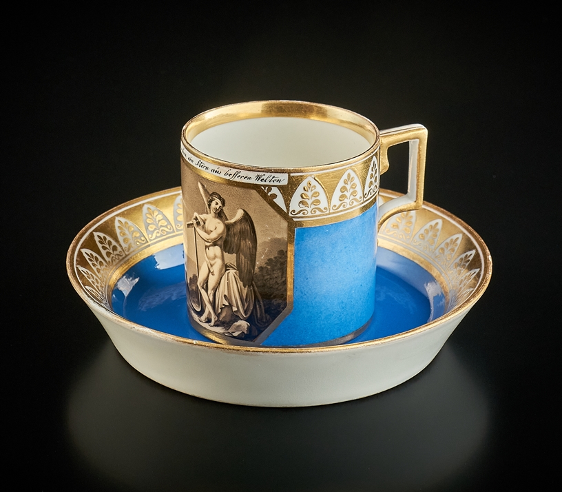 Wiener Kaffeetasse. Zylindrisch. Leuchtend blauer Fond und Goldstaffage mit Palmettenkanten. In okt