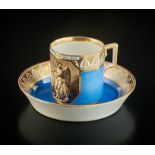 Wiener Kaffeetasse. Zylindrisch. Leuchtend blauer Fond und Goldstaffage mit Palmettenkanten. In okt